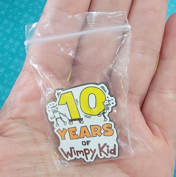 10 years of Wimpy kid pin - Picture 4 of 5
